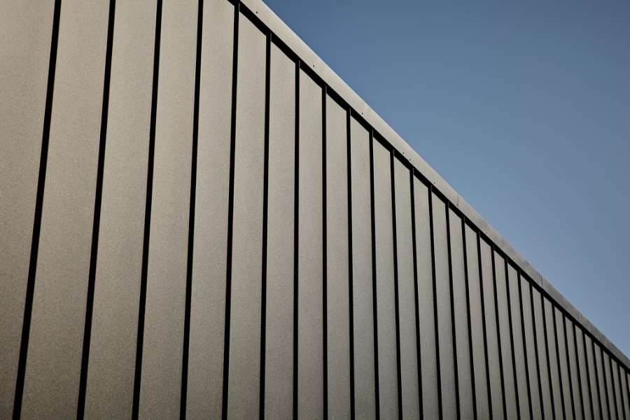 Stilfulde stålprofiler på facaden af nybygget hus med plads til det hele, Navervænget 9, 6710 Esbjerg